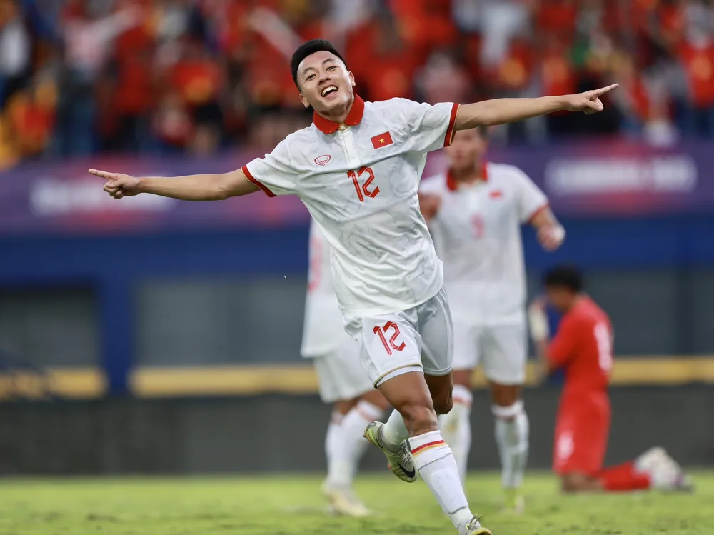 Niềm vui của Thái Sơn sau bàn thắng nâng tỷ số cho U22 Việt Nam