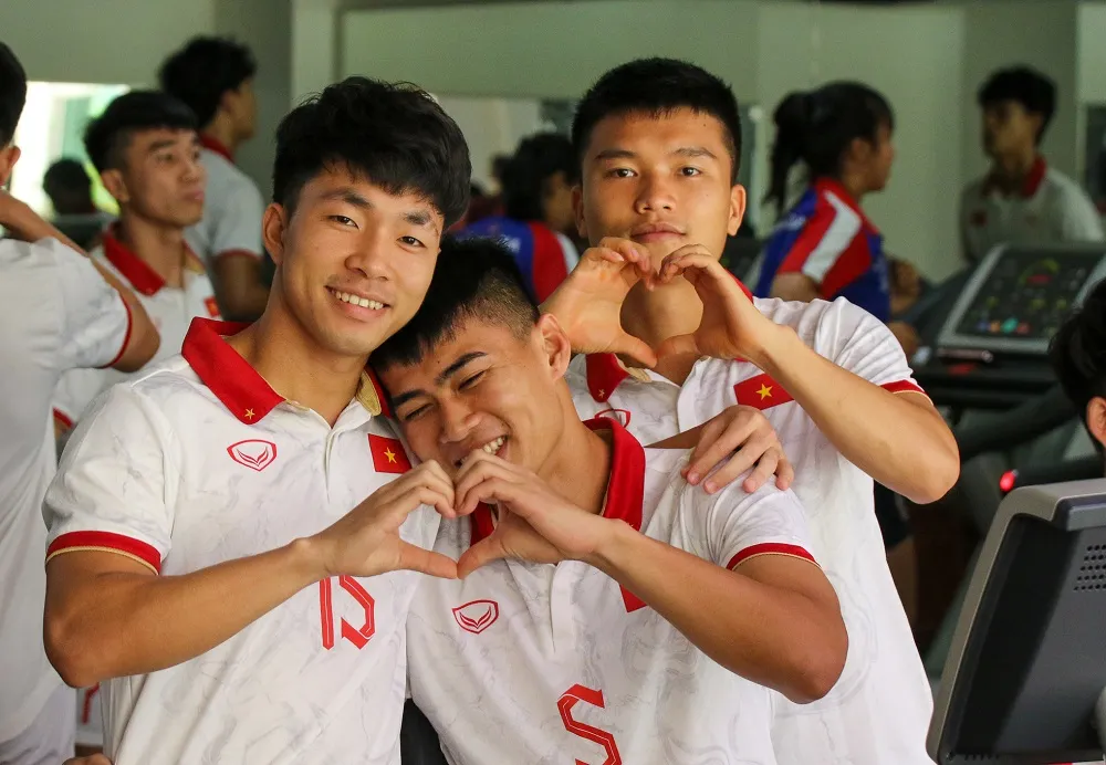 Các cầu thủ kết hợp thư giãn dưới hồ bơi và vào phòng tập gym trong suốt ngày 4-5