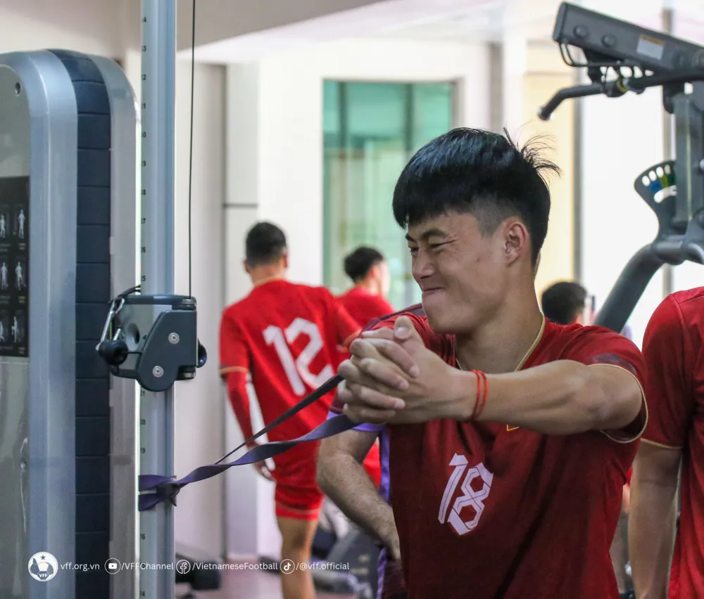 ... và kết hợp bài tập thể lực ở phòng gym