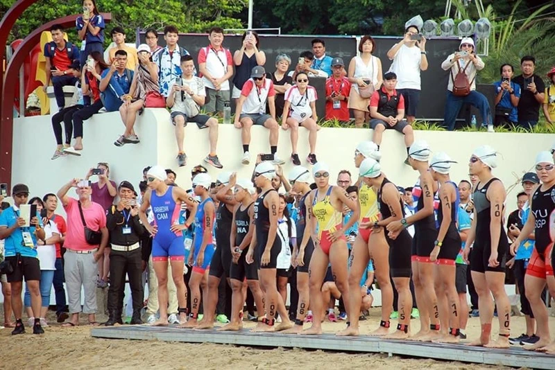 Các VĐV thi đấu môn aquathlon sáng nay. Tác giả: AKP