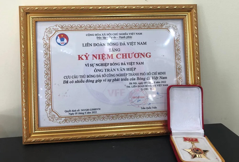 Kỷ niệm chương LĐBĐ Việt Nam trao tặng ông Trần văn Hiệp