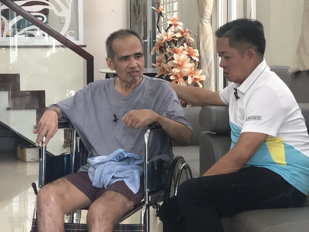 HLV Nguyễn Hồng Phẩm trò chuyện cùng đàn anh Trần Văn Hiệp