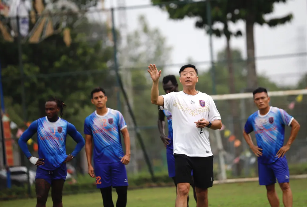 HLV Lê Huỳnh Đức trên sân tập chiều 11-5 cùng CLB B.Bình Dương