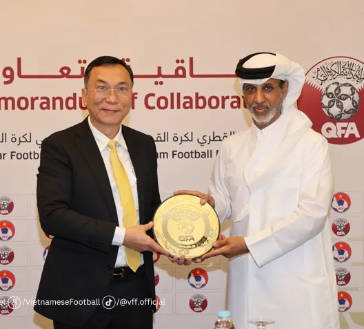 Ông Sheikh Hamad bin Khalifa bin Ahmed Al Thani trao quà lưu niệm đến Chủ tịch VFF Trần Quốc Tuấn