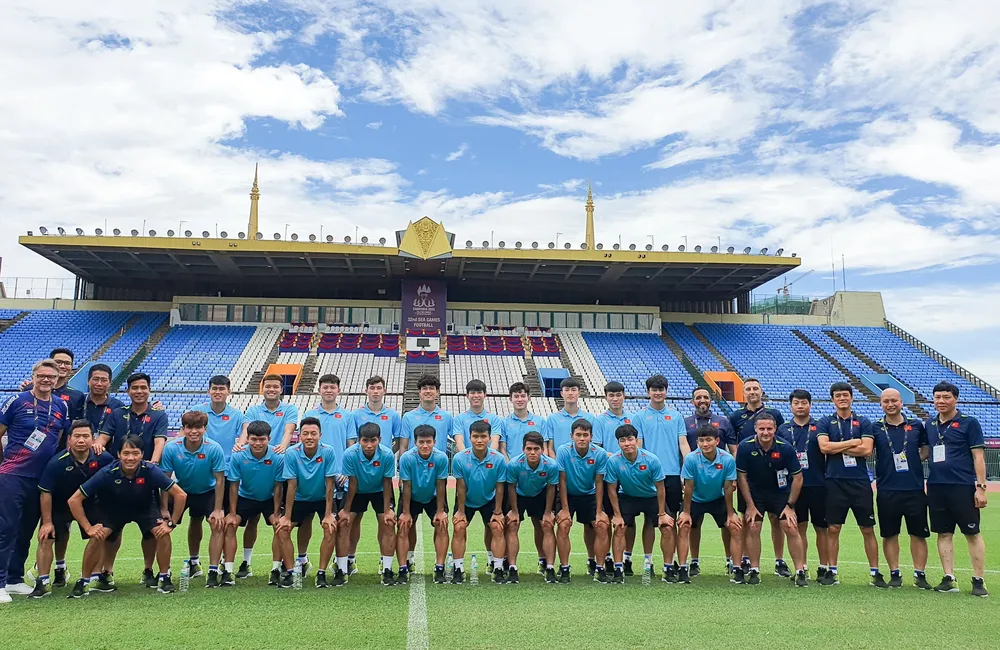 Cả đội chụp ảnh lưu niệm trên sân Olympic Cả đội chụp ảnh lưu niệm trên sân Olympic