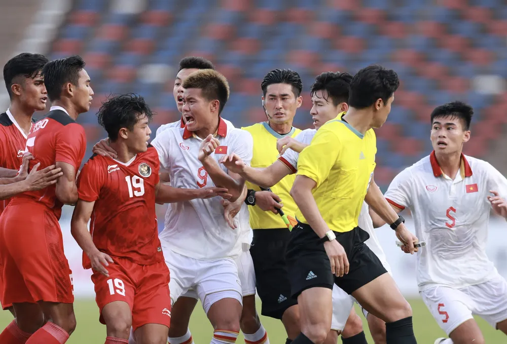 Tình huống căng thẳng giữa hai đội trên sân Tình huống căng thẳng giữa hai đội trên sân