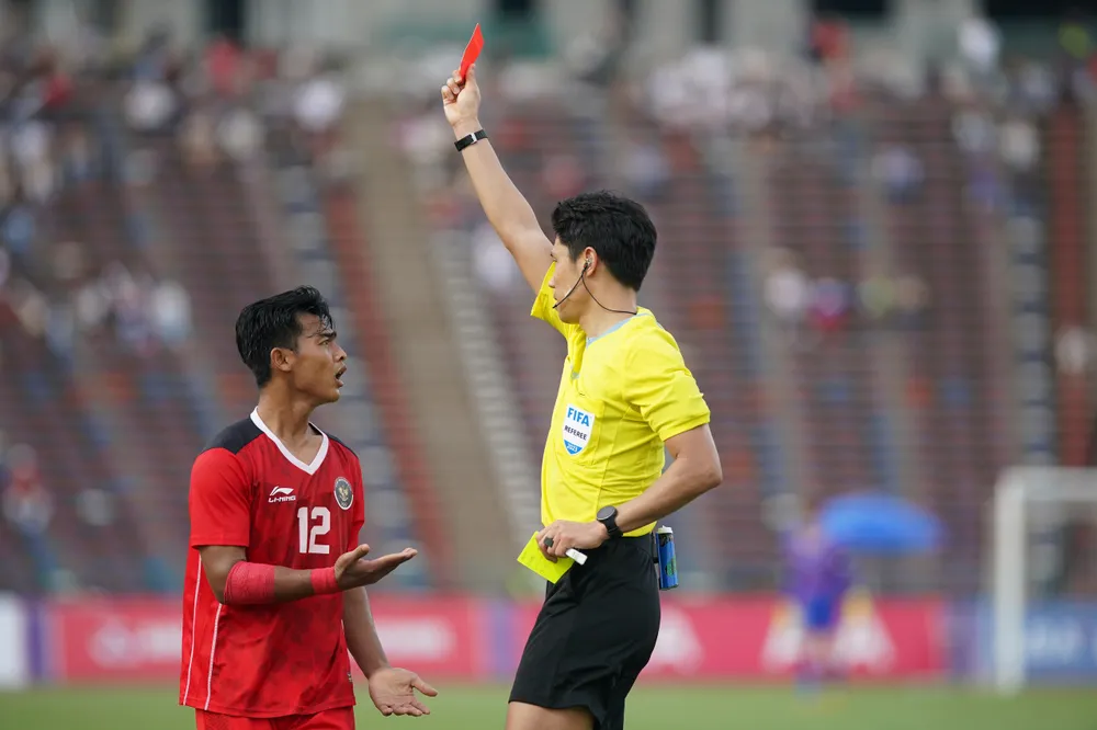 Tấm thẻ đỏ cho Arhan giúp Việt Nam hơn người từ phút 60 Tấm thẻ đỏ cho Arhan giúp Việt Nam hơn người từ phút 60
