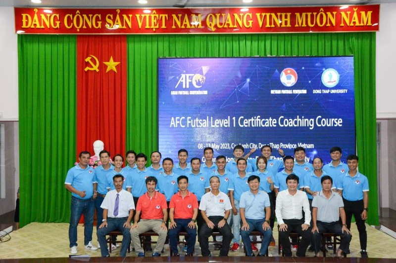 Các học viên cùng Ban tổ chức lớp học chụp hình lưu niệm