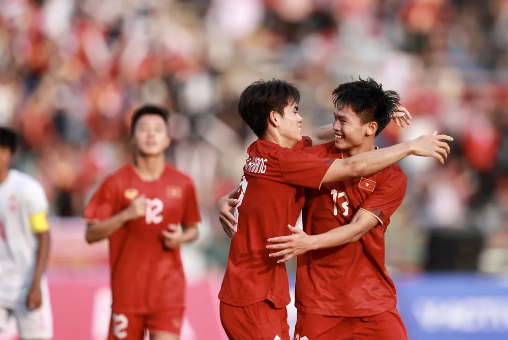 Văn Khang chia vui cùng Văn Cường, họ là tác giả của 3 bàn thắng dành cho U22 Việt Nam ở trận tranh HCĐ