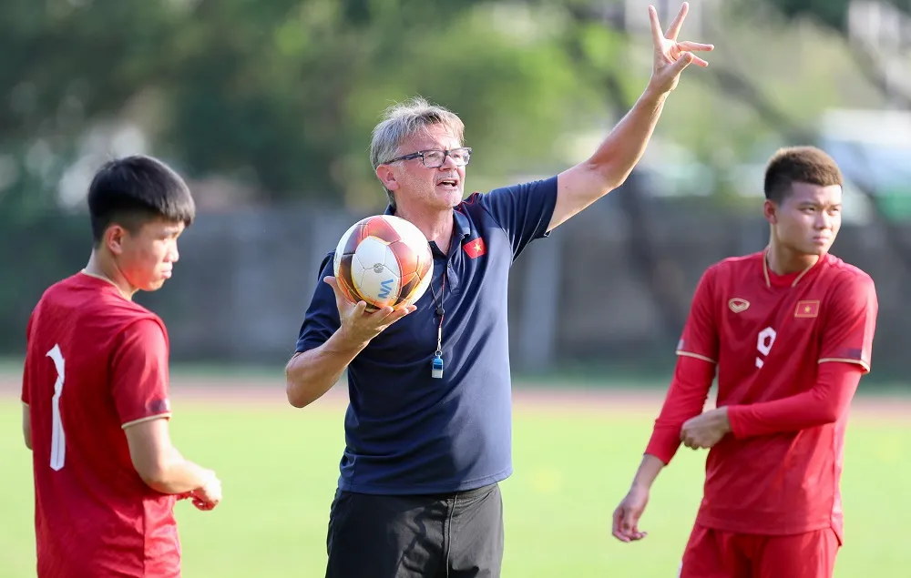 Chiến thắng của đội tuyển nữ Việt Nam vào tối 15-5 sẽ là sự khích lệ tinh thần cho thầy trò ông Troussier