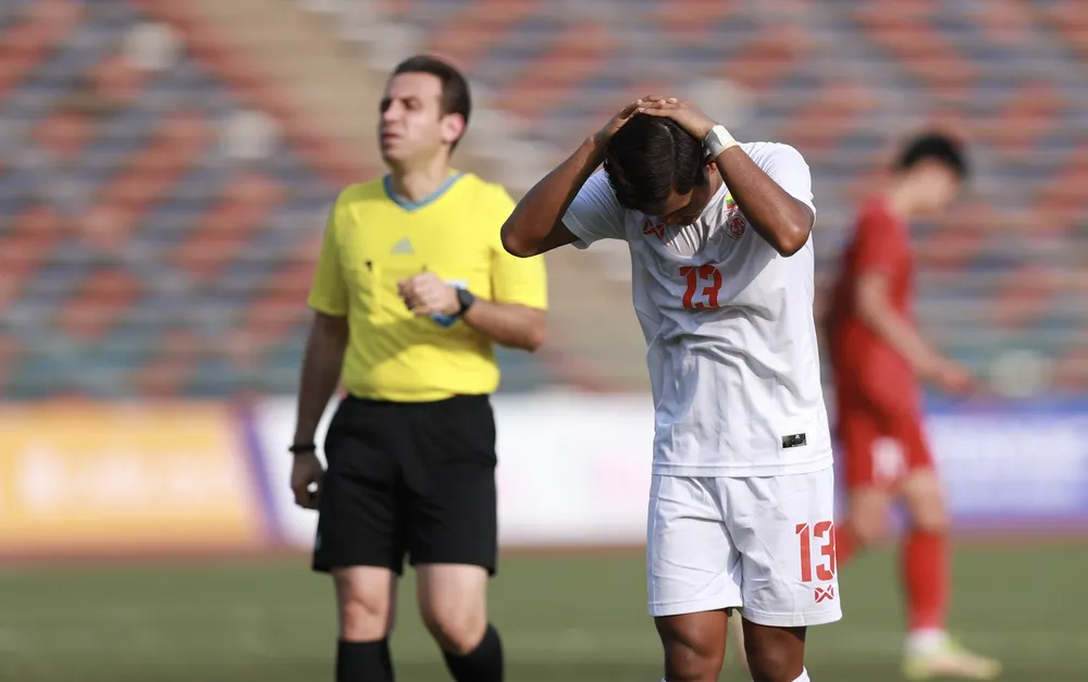 Trong khi đó U22 Myanmar càng đá càng bế tắc, các pha lên bóng đơn điệu, thiếu tính bất ngờ nên không gây nguy hiểm cho hàng phòng ngự Việt Nam