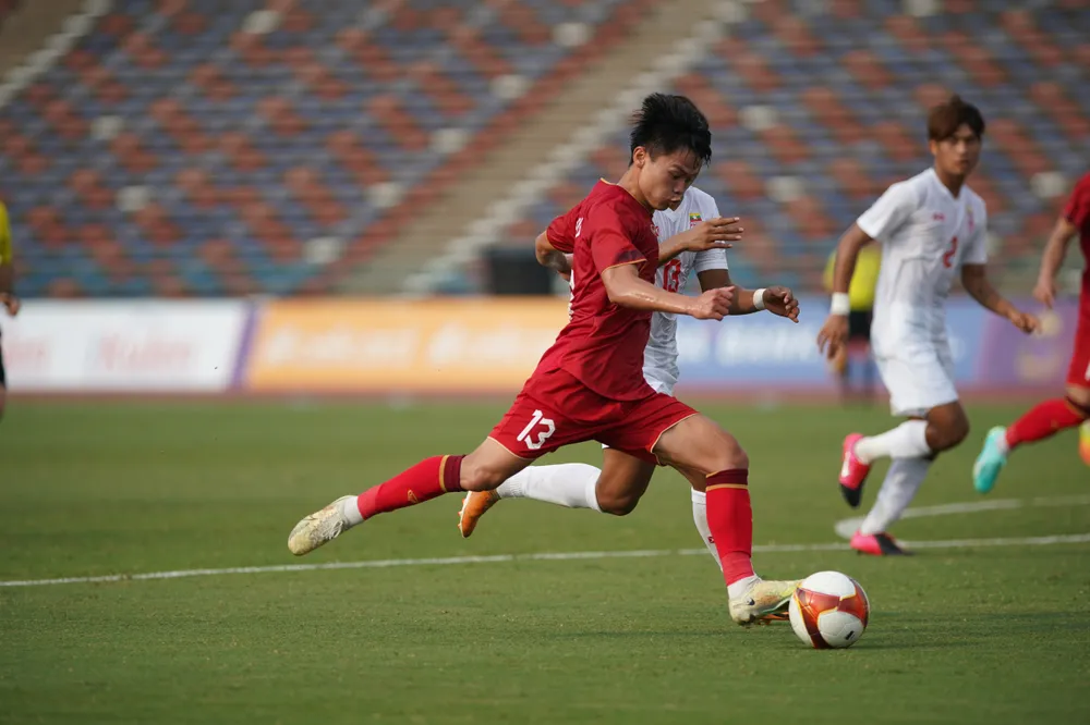 Cũng chính Hồ Văn Cường là tác giả của bàn thắng nâng tỷ số 2-0 vào phút 34. Tạo cách biệt 2 bàn, các cầu thủ Việt Nam càng thoải mái về tâm lý