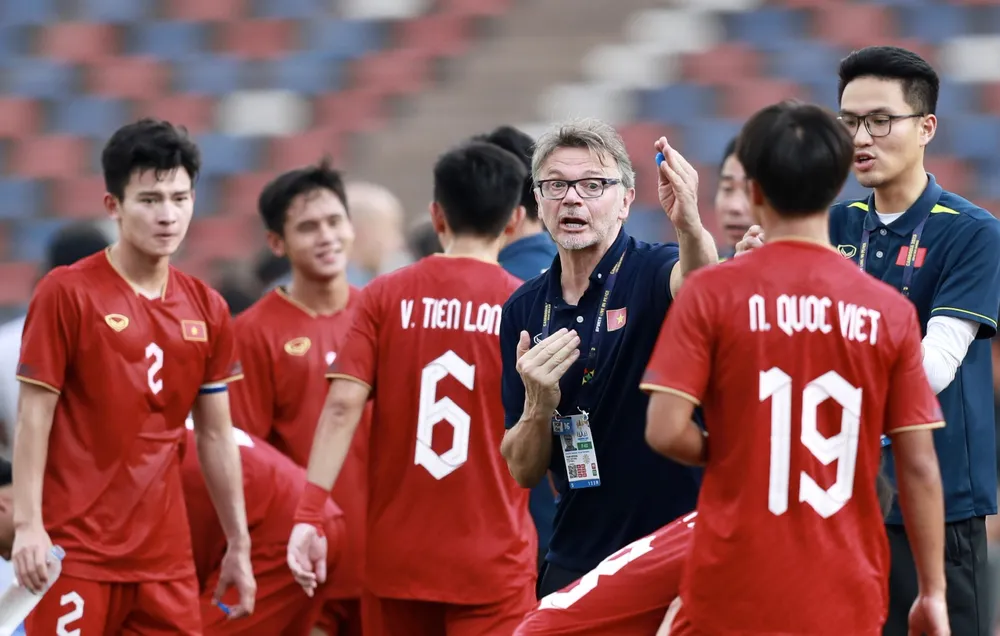 Không bảo vệ được tấm HCV, nhưng hành trình của thầy trò HLV Troussier cũng có những bước tiến bộ đáng ghi nhận