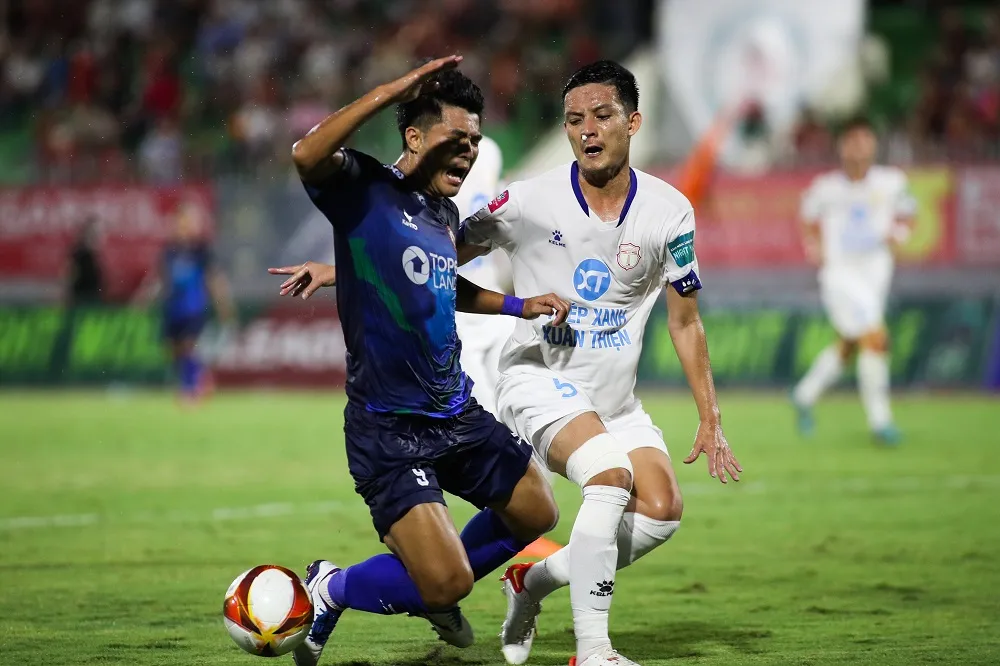 Đức Chinh cùng các chân sút chủ nhà bỏ lỡ nhiều cơ hội trong trận này