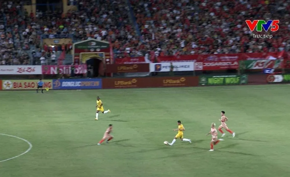 Pha bóng gây tranh cãi vào cuối hiệp 1