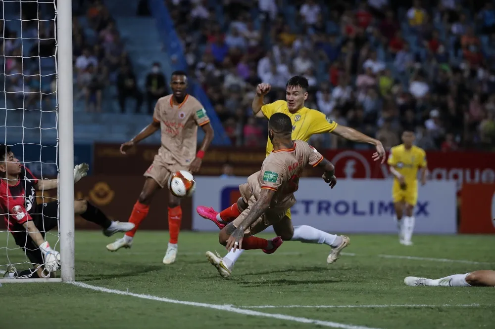 Jhon Cley ghi bàn nâng tỷ số 2-1 cho CAHN. Ảnh: MINH HOÀNG