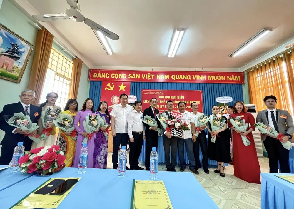 Đại biểu tặng hoa chúc mừng Ban chấp hành Liên đoàn Thể dục tỉnh Bình Dương nhiệm kỳ 2023-2028