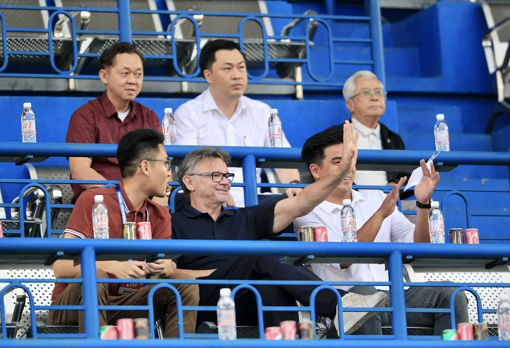 HLV Troussier đến dự khán trận đấu