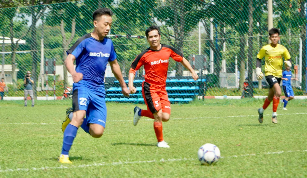 Ngay sau lễ khai mạc là hai trận mở màn tại các bảng 28 và 34