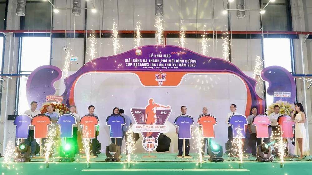 Các đại biểu trong phần nghi thức khai mạc mùa giải 2023