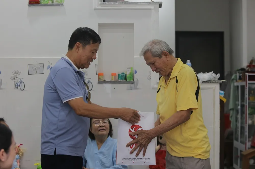 Ông Bùi Xuân Hòa thay mặt Ban tổ chức chương trình trao quà tặng đến ông Trần Văn Châu Ông Bùi Xuân Hòa thay mặt Ban tổ chức chương trình trao quà tặng đến ông Trần Văn Châu