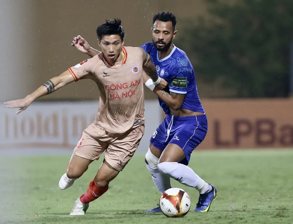 Đoàn Văn Hậu thi đấu xuất sắc, nhưng may mắn vẫn chưa đồng hành cùng anh