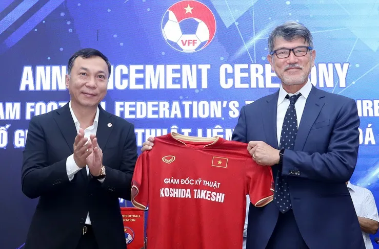 Chủ tịch VFF Trần Quốc Tuấn trao tặng áo đội tuyển Việt Nam cho ông Takeshi Chủ tịch VFF Trần Quốc Tuấn trao tặng áo đội tuyển Việt Nam cho ông Takeshi