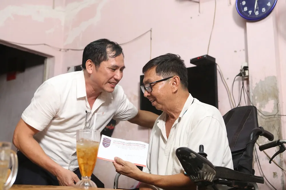 Thay mặt Công ty CP Bóng đá Bình Dương, TGĐ Lê Hồng Cường cũng gởi phần quà động viên đến cựu cầu thủ Huỳnh Thanh Phong Thay mặt Công ty CP Bóng đá Bình Dương, TGĐ Lê Hồng Cường cũng gởi phần quà động viên đến cựu cầu thủ Huỳnh Thanh Phong