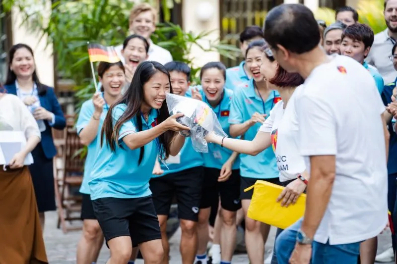 Các cầu thủ Việt Nam nhận quà từ Đại sứ quán khi tham gia trò chơi giao lưu giữa Đại sứ quán Đức và đội tuyển nữ Việt Nam