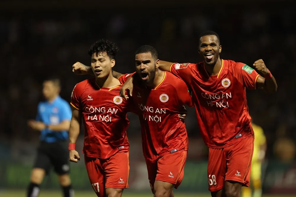 Công an Hà Nội tạm thu hẹp khoảng cách xuống còn 1 điểm so với đội đầu bảng Thanh Hóa. ẢNH: MINH HOÀNG Công an Hà Nội tạm thu hẹp khoảng cách xuống còn 1 điểm so với đội đầu bảng Thanh Hóa. ẢNH: MINH HOÀNG