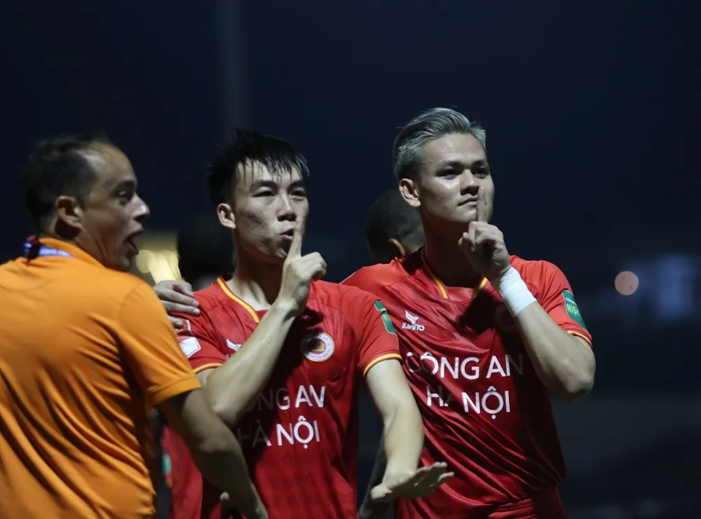 Trận thắng đậm giúp CAHN hâm nóng cuộc đua vô địch