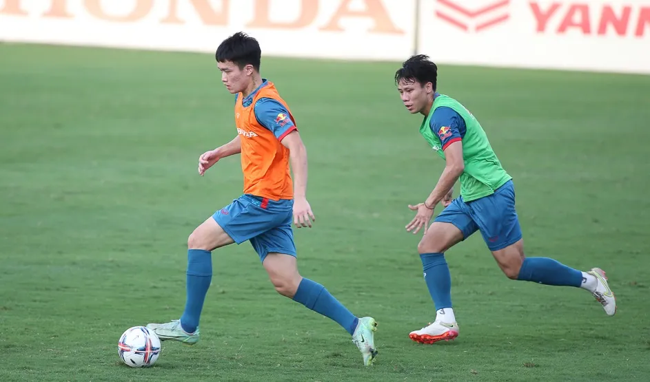 Hoàng Đức và Ngọc Hải vừa tập cùng với toàn đội sau 2 ngày tập riêng để phục hồi