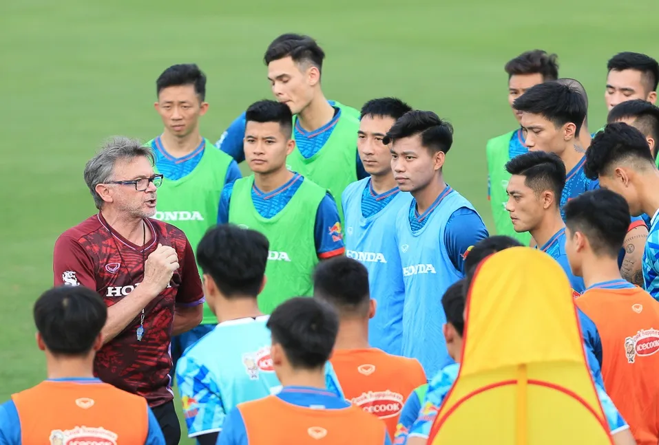 Thầy trò đội tuyển trên sân tập vào ngày 10-6 Thầy trò đội tuyển trên sân tập vào ngày 10-6