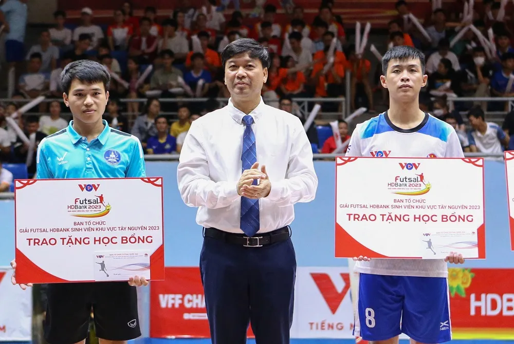 BTC giải cùng các nhà tài trợ đã trao 27 học bổng nhân dịp này để động viên các sinh viên đạt thành tích tốt trong học tập