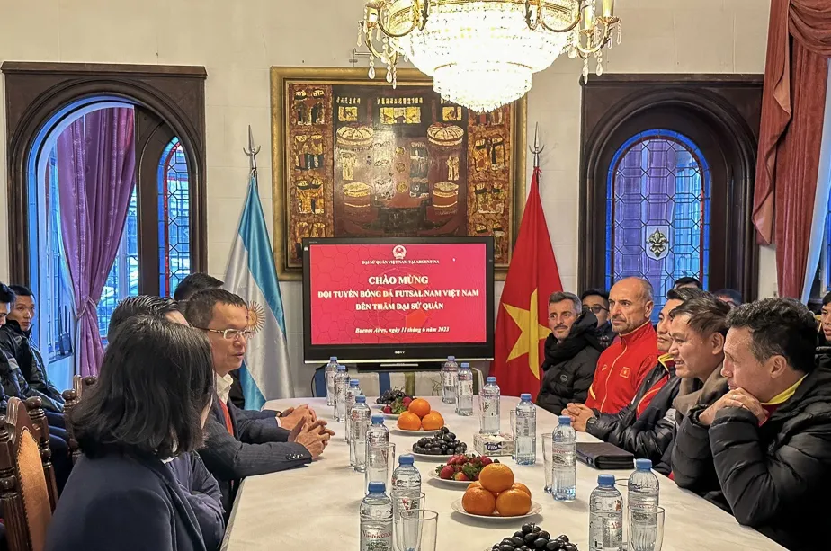 ĐT futsal Việt Nam thăm Đại sứ quán Việt Nam tại Argentina ĐT futsal Việt Nam thăm Đại sứ quán Việt Nam tại Argentina