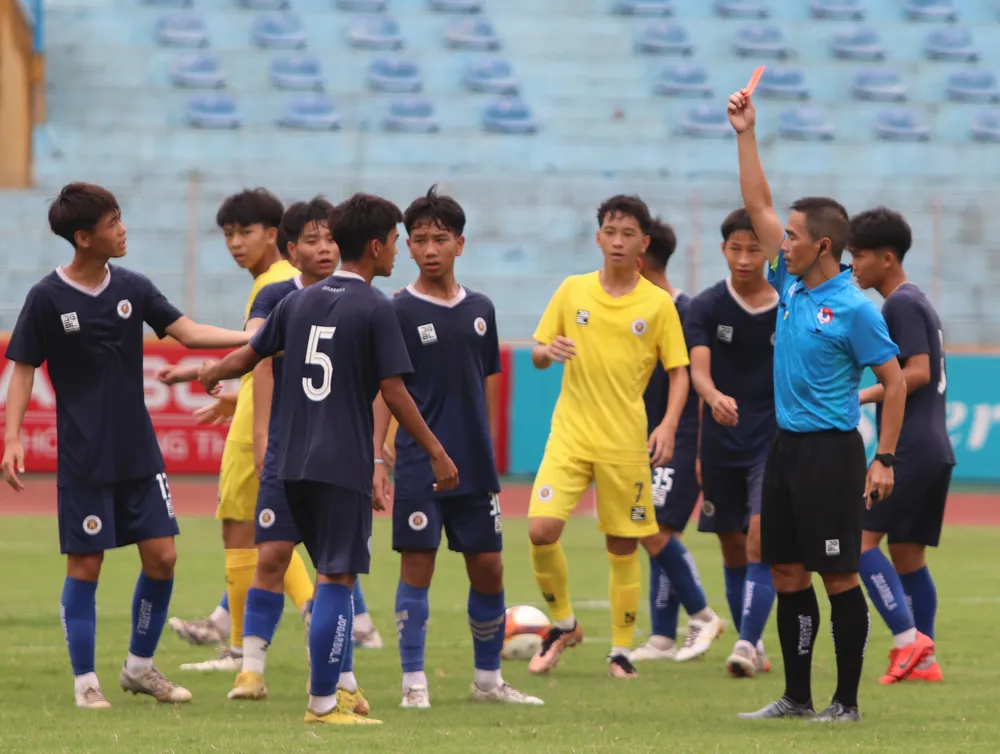 Ông Mai Xuân Hùng là trọng tài chính đầu tiên được thực hành ở trận đấu không chính thức