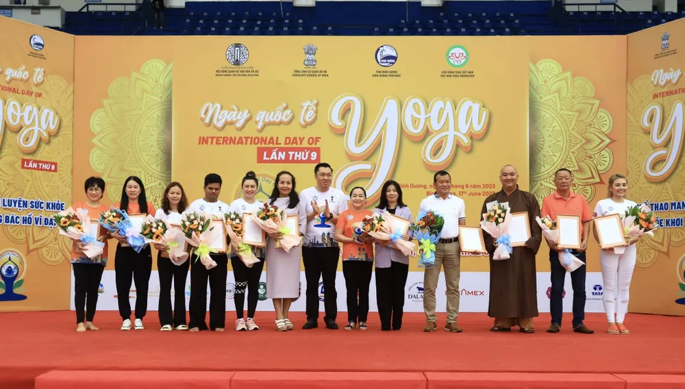 Bà Trần Thị Kim Vân, Chủ tịch Liên hiệp các tổ chức hữu nghị tỉnh Bình Dương và Ông Cao Văn Chóng, Phó Giám đốc Sở Văn hóa, Thể thao và Du lịch tỉnh Bình Dương trao thư và hoa cảm ơn đại diện lãnh đạo các đơn vị tài trợ Bà Trần Thị Kim Vân, Chủ tịch Liên hiệp các tổ chức hữu nghị tỉnh Bình Dương và Ông Cao Văn Chóng, Phó Giám đốc Sở Văn hóa, Thể thao và Du lịch tỉnh Bình Dương trao thư và hoa cảm ơn đại diện lãnh đạo các đơn vị tài trợ