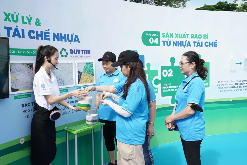 Unilever triển khai mô hình phân loại rác thải nhựa tại nguồn dựa vào cộng đồng tại quận 7, TPHCM