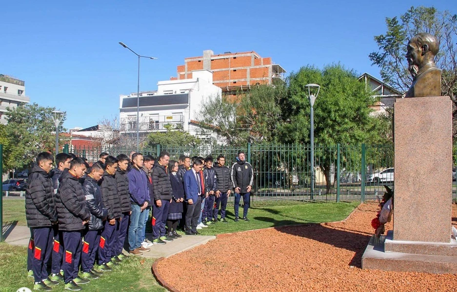 Tập thể đội tuyển futsal Việt Nam dâng hoa tại tượng đài Chủ tịch Hồ Chí Minh 