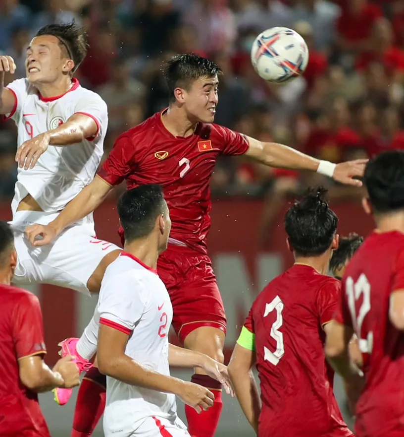 Duy Mạnh vốn chưa đạt yêu cầu ở trận gặp Hồng Kông (Trung Quốc)