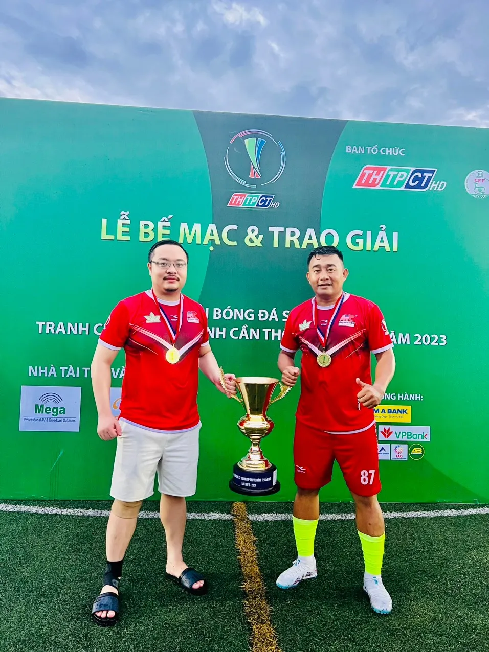 Vua phủi Capdervilar tặng chiếc cúp vô địch cho ông bầu Dương Đường của Organic Hoàng Nông FC