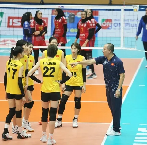 Thầy trò bóng chuyền nữ từng giành ngôi vô địch Cúp các CLB nữ châu Á 2023.