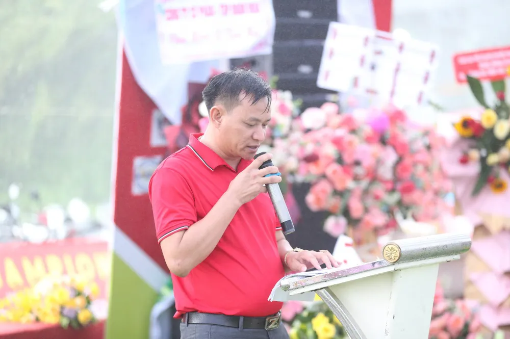 Trưởng ban tổ chức giải Lê Đình Chung phát biểu tại lễ khai mạc mạc giải bóng đá S7 Triệu Sơn miền nam tranh Cúp Mak Group năm 2023 Trưởng ban tổ chức giải Lê Đình Chung phát biểu tại lễ khai mạc mạc giải bóng đá S7 Triệu Sơn miền nam tranh Cúp Mak Group năm 2023