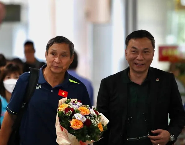 Chủ tịch VFF Trần Quốc Tuấn và HLV Mai Đức Chung tại sân bay Nội Bài