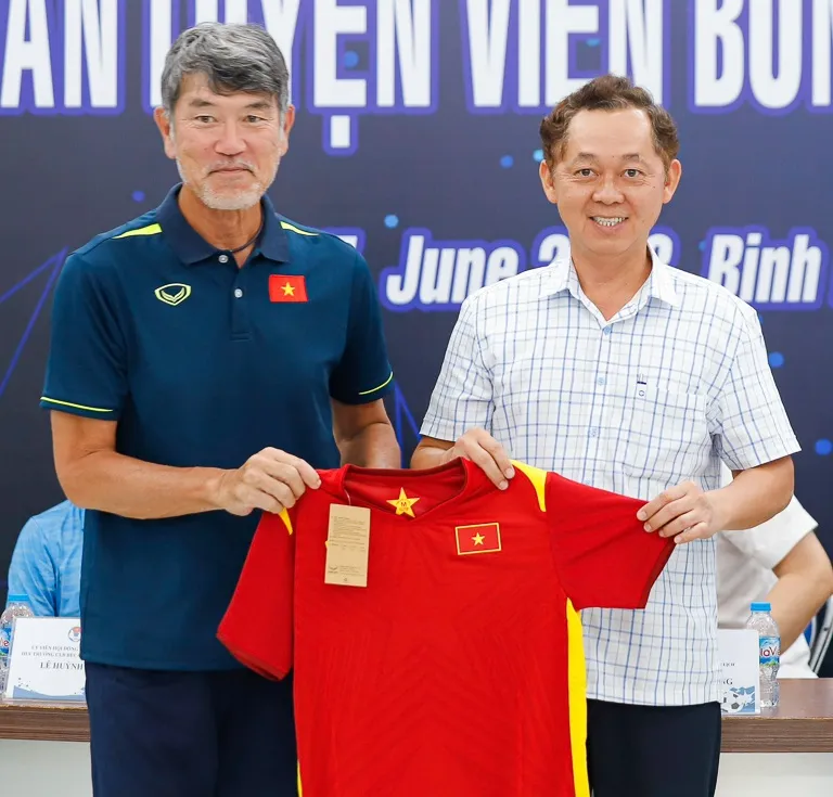 Ông Koshida Takeshi trao tặng áo thi đấu của ĐTVN đến ông Hồ Hồng Thạch