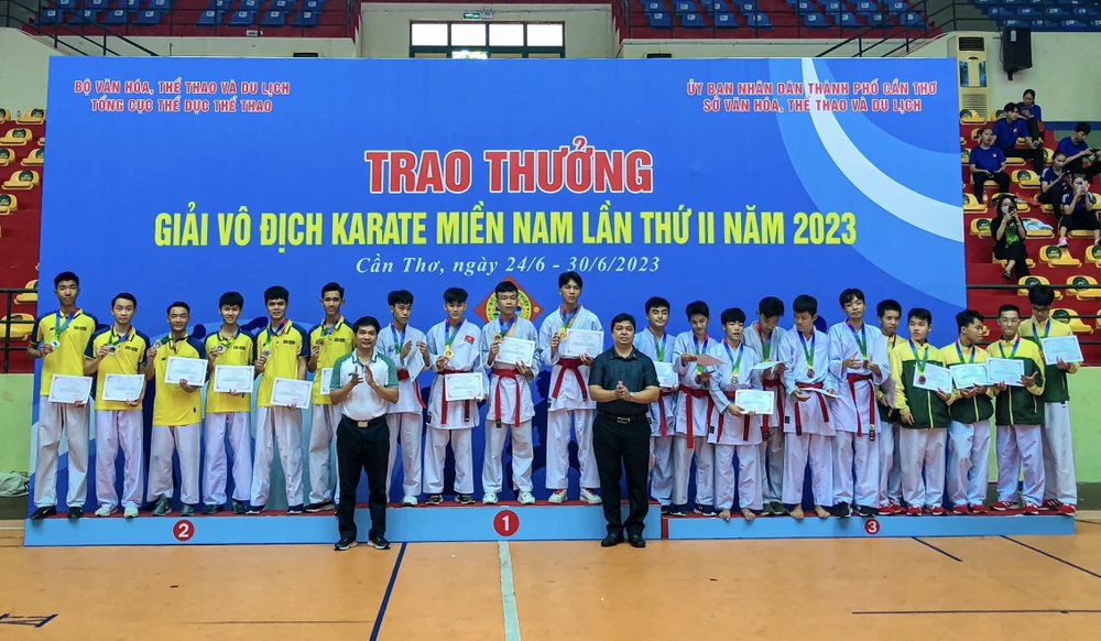 Các VĐV đạt HCB nội dung Kumite đồng đội nam lứa tuổi 15-17