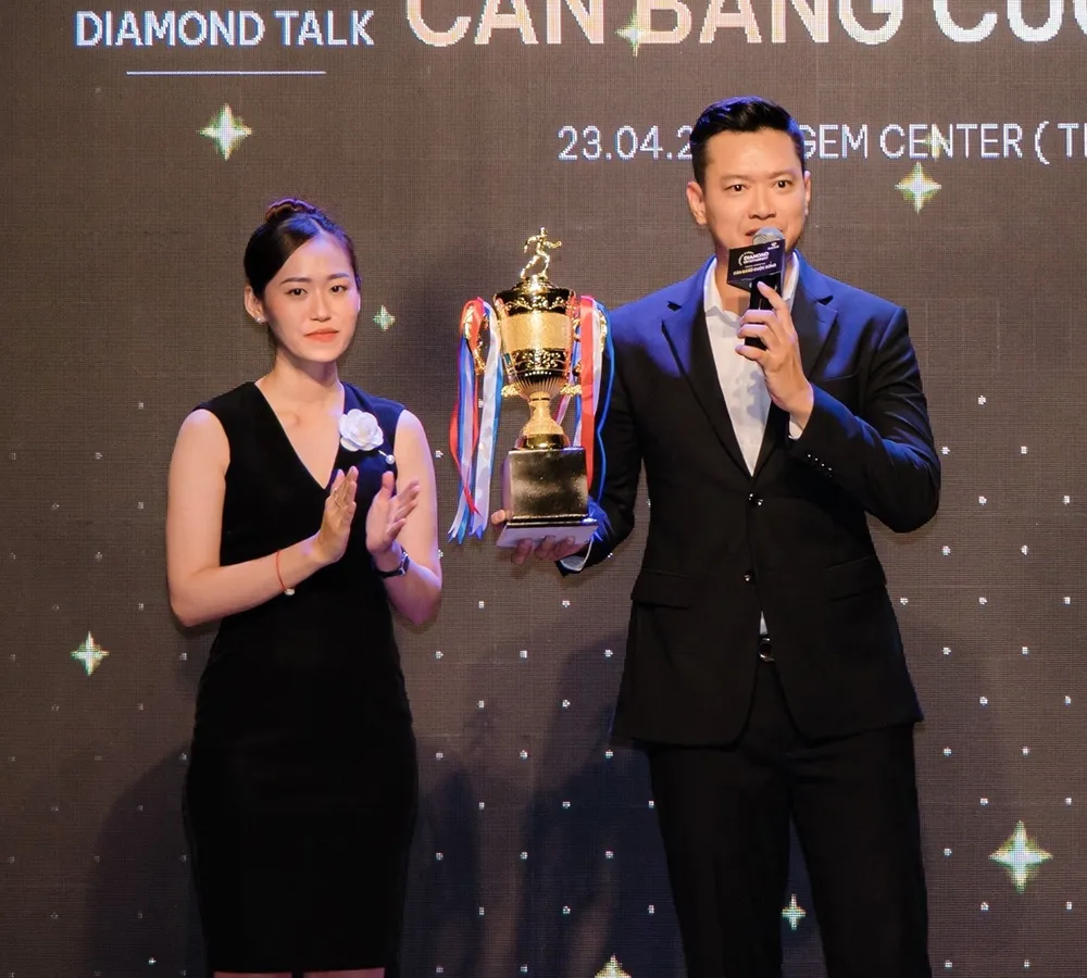 Siêu mẫu Hồ Đức Vĩnh giới thiệu chiếc Cúp dành cho nhà vô địch Marathon Dream Cup 2023