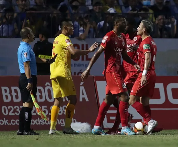 Hồ Tấn Tài (bìa phải) bị "treo giò" ở vòng 13 do lãnh đủ 3 thẻ vàng