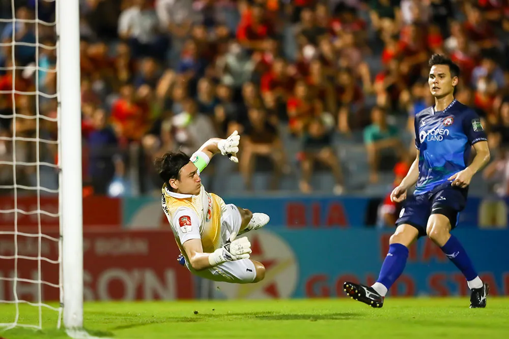 Dù đang trải qua chuỗi trận thiếu ổn định, nhưng hàng thủ Bình Định với điểm tựa Văn Lâm vẫn giữ được sự tin cậy