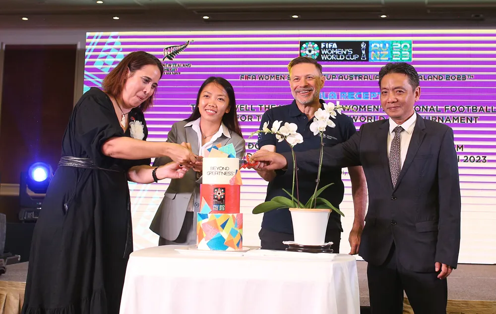 Huỳnh Như cùng Đại sứ New Zealand và Australia, Thứ trưởng Hoàng Đạo Cương cắt bánh.